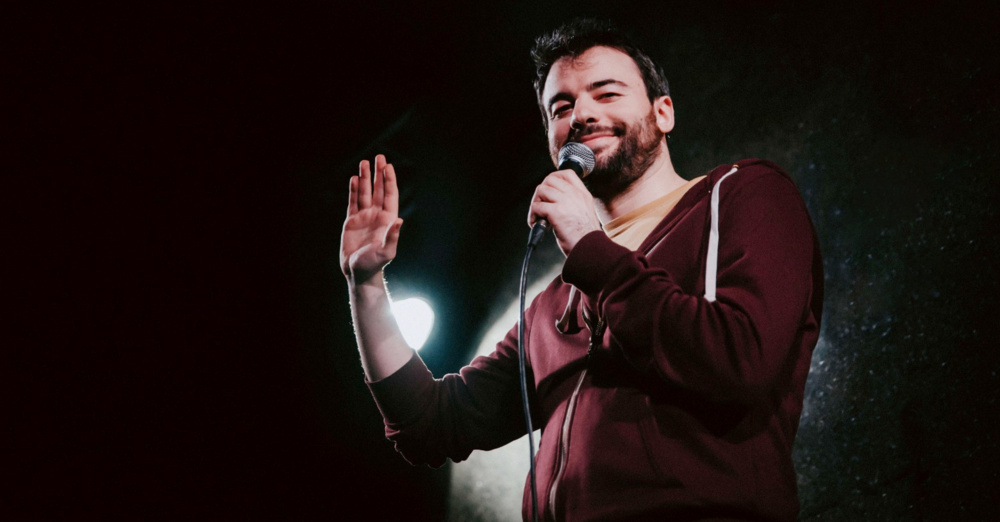 Stefano Rapone, dall&rsquo;esordio come &ldquo;taglialegna&rdquo; alla stand-up in Giappone. Intervista al comico-cartoon: &ldquo;Politicamente corretto? Positivo&rdquo;. E sulla Chiesa e la politica&hellip;