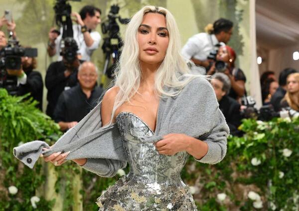 Kim Kardashian, &ldquo;costole rimosse&rdquo;, &ldquo;mani rifatte&rdquo;: le ultime teorie sulla chirurgia plastica dell&#039;ex moglie di Kanye West. Che continua a copiare Bianca Censori?