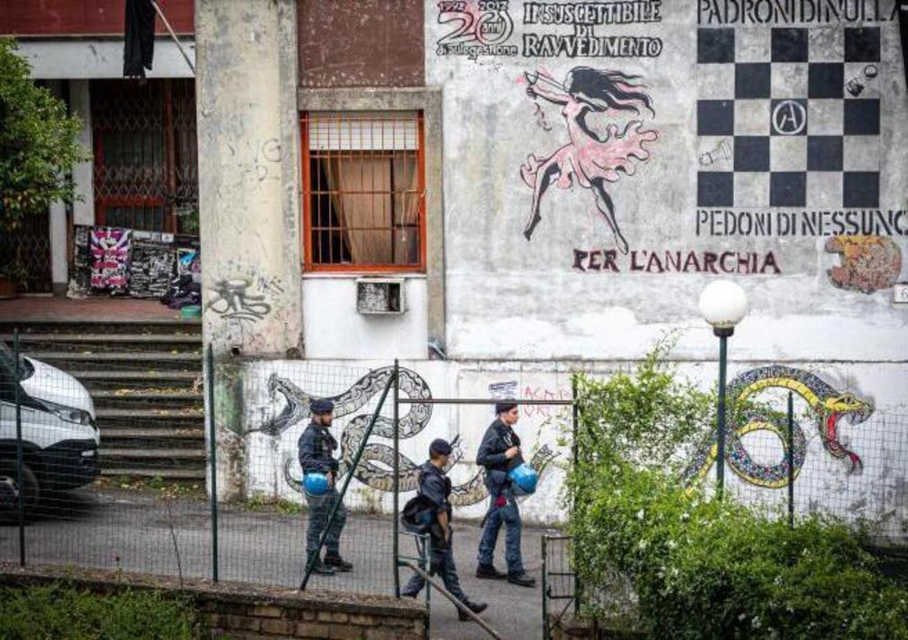 Perch&eacute; il governo sgombera il centro sociale Torre Maura, ma non CasaPound? Lo spiega Helena Velena, attivista e leggenda del punk 