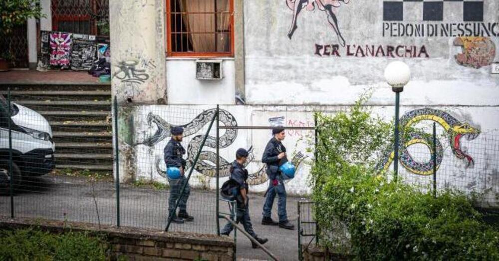 Perch&eacute; il governo sgombera il centro sociale Torre Maura, ma non CasaPound? Lo spiega Helena Velena, attivista e leggenda del punk 