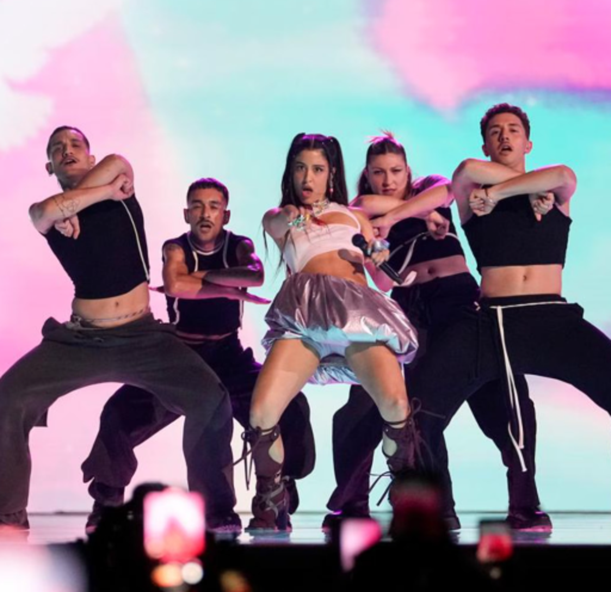 La canzone si chiama “Zari”, la cantante è tremendamente zarra. Aldilà dei giochi di parole, Marina Satti ci propone una versione greca di Rosalìa ma sceglie un outfit grossolano e poco efficace, composto da crop top e gonna a palloncino cangiante. S