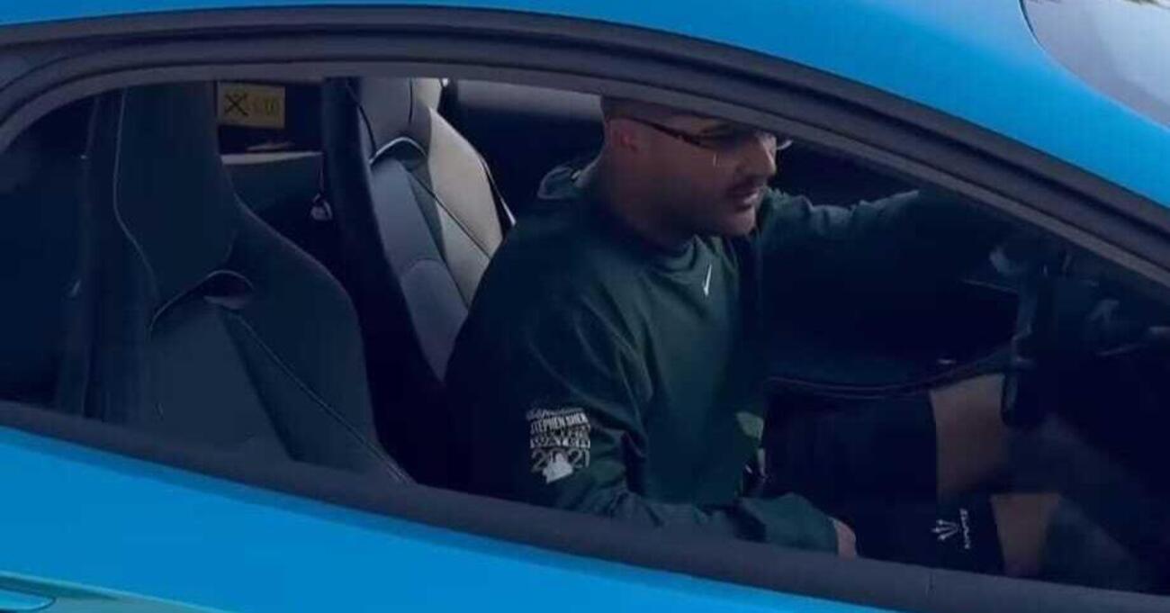 Ok, ma che auto guida Geolier (senza cintura)? Non la solita Ferrari n&eacute; una Lamborghini: ecco marca, modello e quanto costa la supercar [VIDEO]