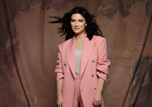 Laura Pausini compie 50 anni: ma come ha fatto la ragazza de &ldquo;La solitudine&rdquo; a conquistare il mondo a suon di canzoni e concerti? E ora il marito Paolo Carta e il figlio Holden ad Amici...