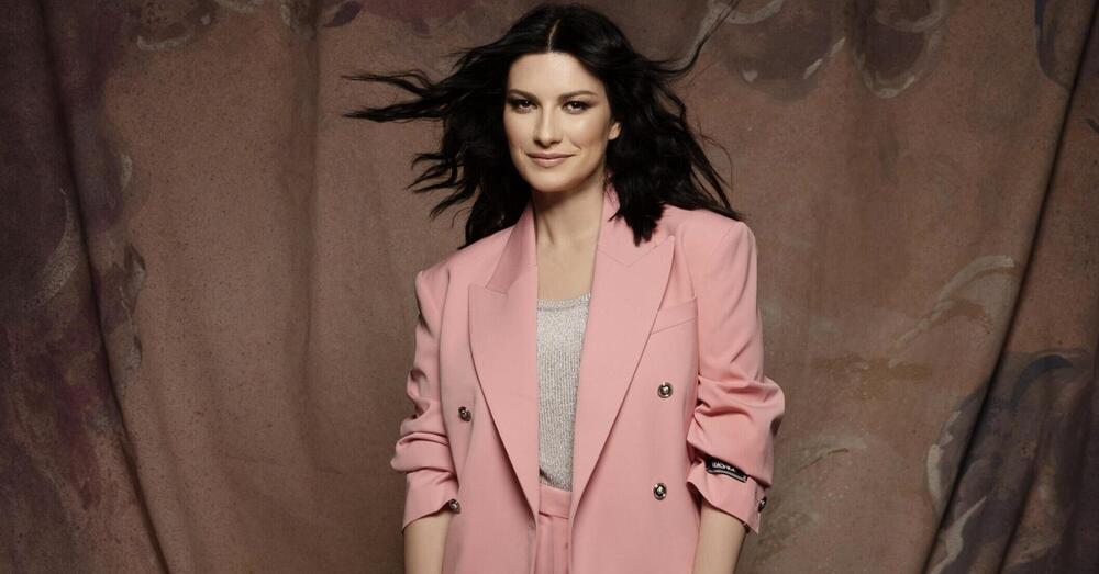 Laura Pausini compie 50 anni: ma come ha fatto la ragazza de &ldquo;La solitudine&rdquo; a conquistare il mondo a suon di canzoni e concerti? E ora il marito Paolo Carta e il figlio Holden ad Amici...