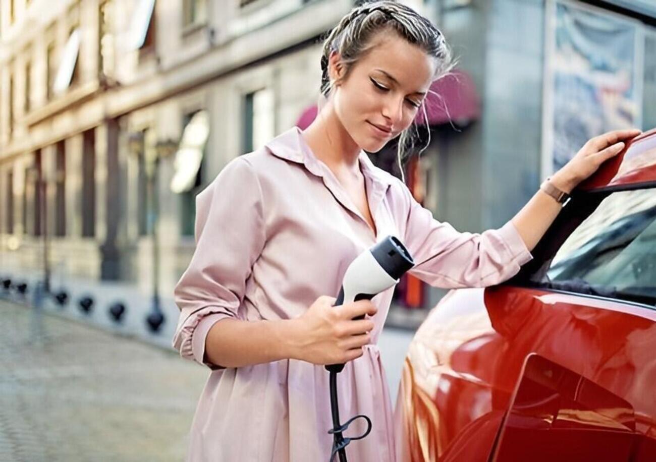 Allarme: auto elettriche vuol dire nuove tasse (e, con le batterie cinesi, pi&ugrave; inquinamento)? Perch&eacute; con gasolio e benzina le accise...
