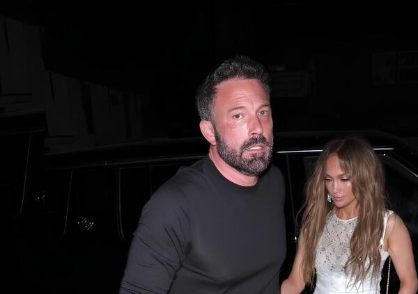 Ben Affleck, ma dove vai in auto (e nella vita) senza Jennifer Lopez? C&rsquo;&egrave; aria di separazione? Ma l&rsquo;anello...