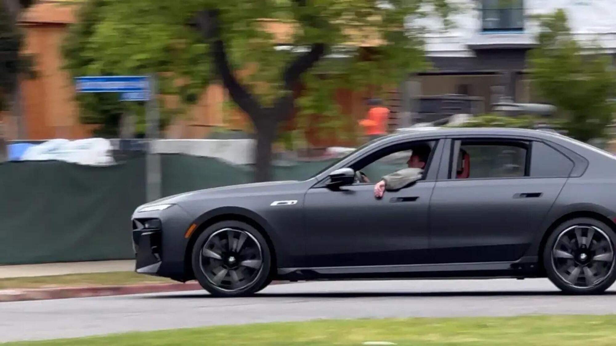 Ben Affleck nella sua Bmw i7