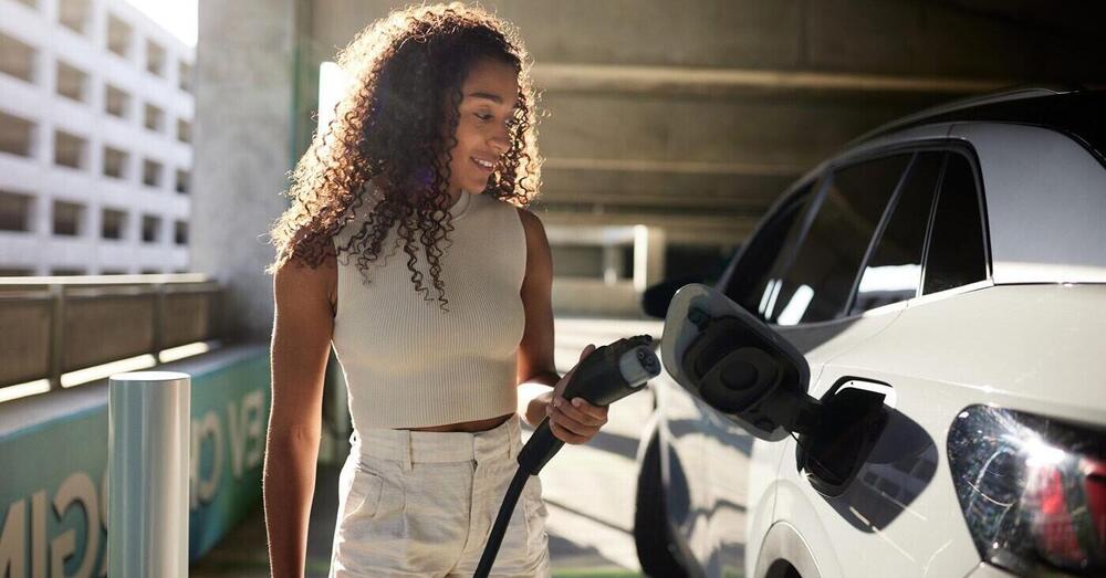 Il green &egrave; una favoletta? Auto elettriche, ecco lo studio che dimostra che inquinano almeno quanto quelle a benzina e a gasolio