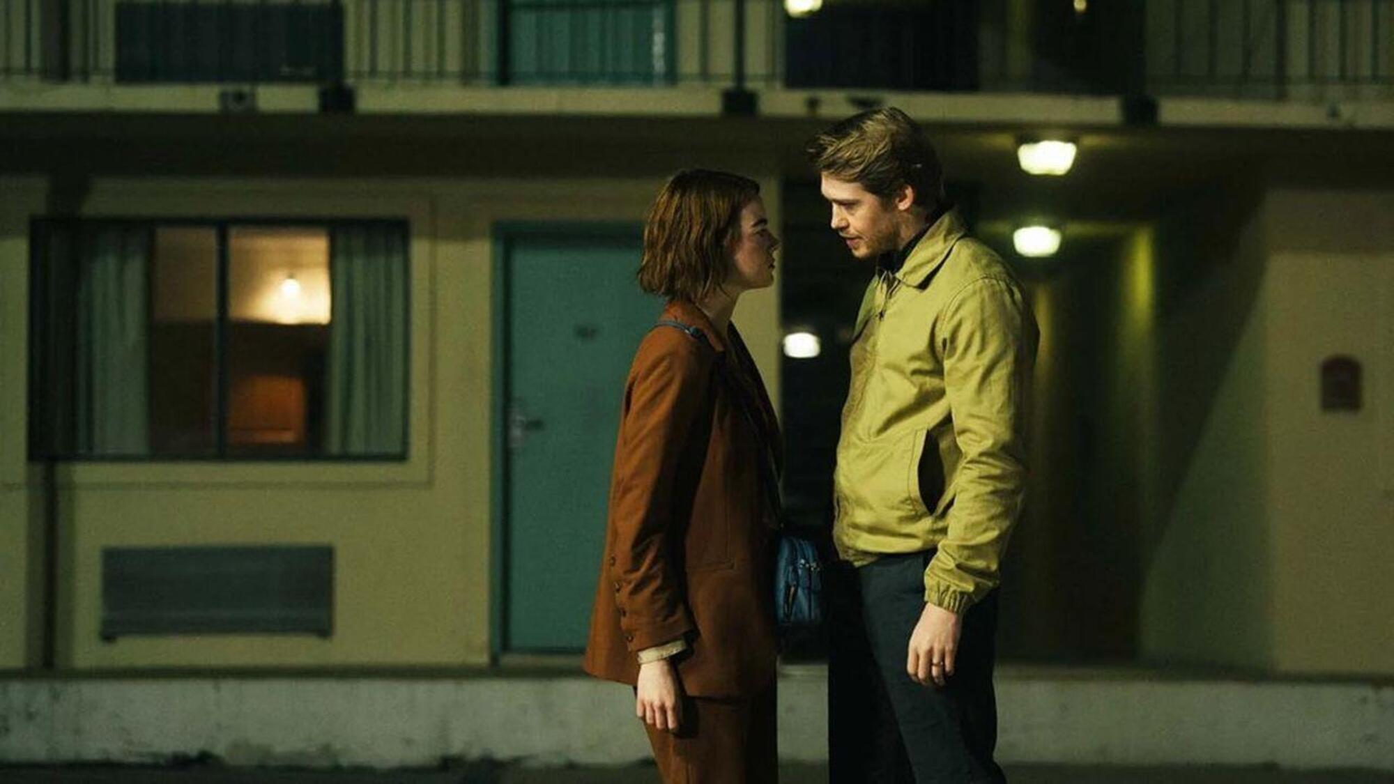 Emma Stone e Joe Awyn in &quot;Kinds of Kindness&quot;