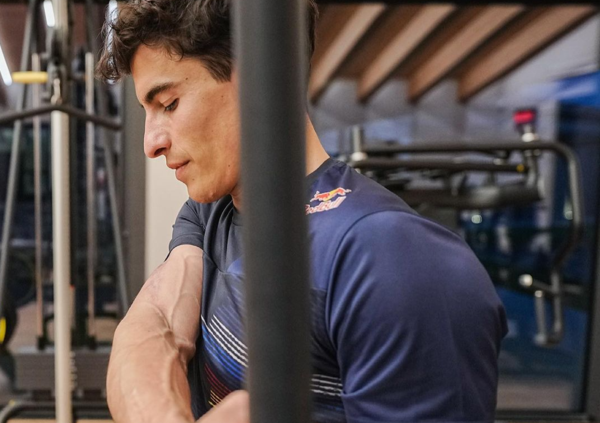 Marc Marquez cade in allenamento e mostra le ferite sui social: i tempi della diplopia e delle quattro operazioni sono gi&agrave; lontani