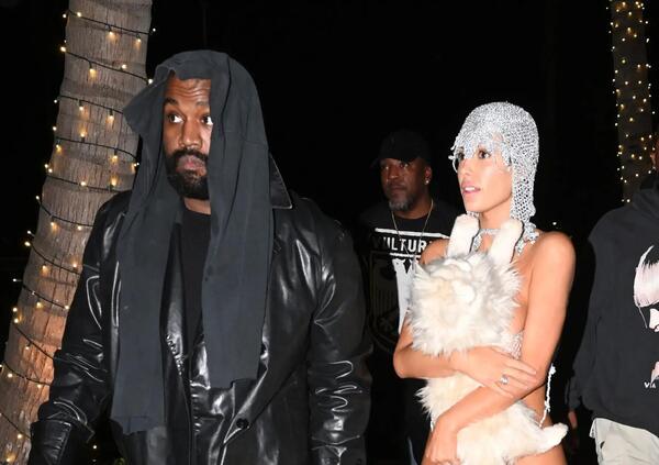 Kanye West e Bianca Censori sono diventati poveri? Ecco dove sono andati a mangiare (nonostante il Tesla Cybertruck). Ma di romantico c&#039;&egrave; poco perch&eacute; tra Ye, la moglie e Yeezy...