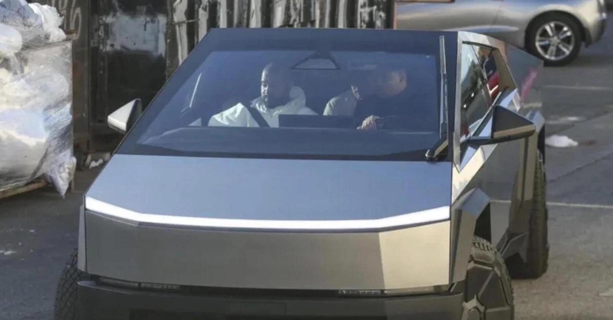 Kanye West sulla sua Tesla Cybertruck