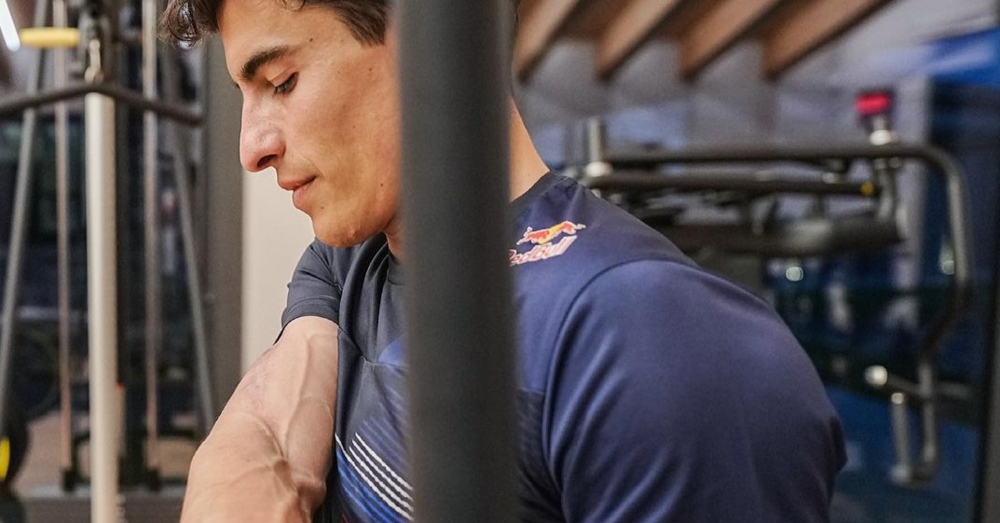 Marc Marquez cade in allenamento e mostra le ferite sui social: i tempi della diplopia e delle quattro operazioni sono gi&agrave; lontani