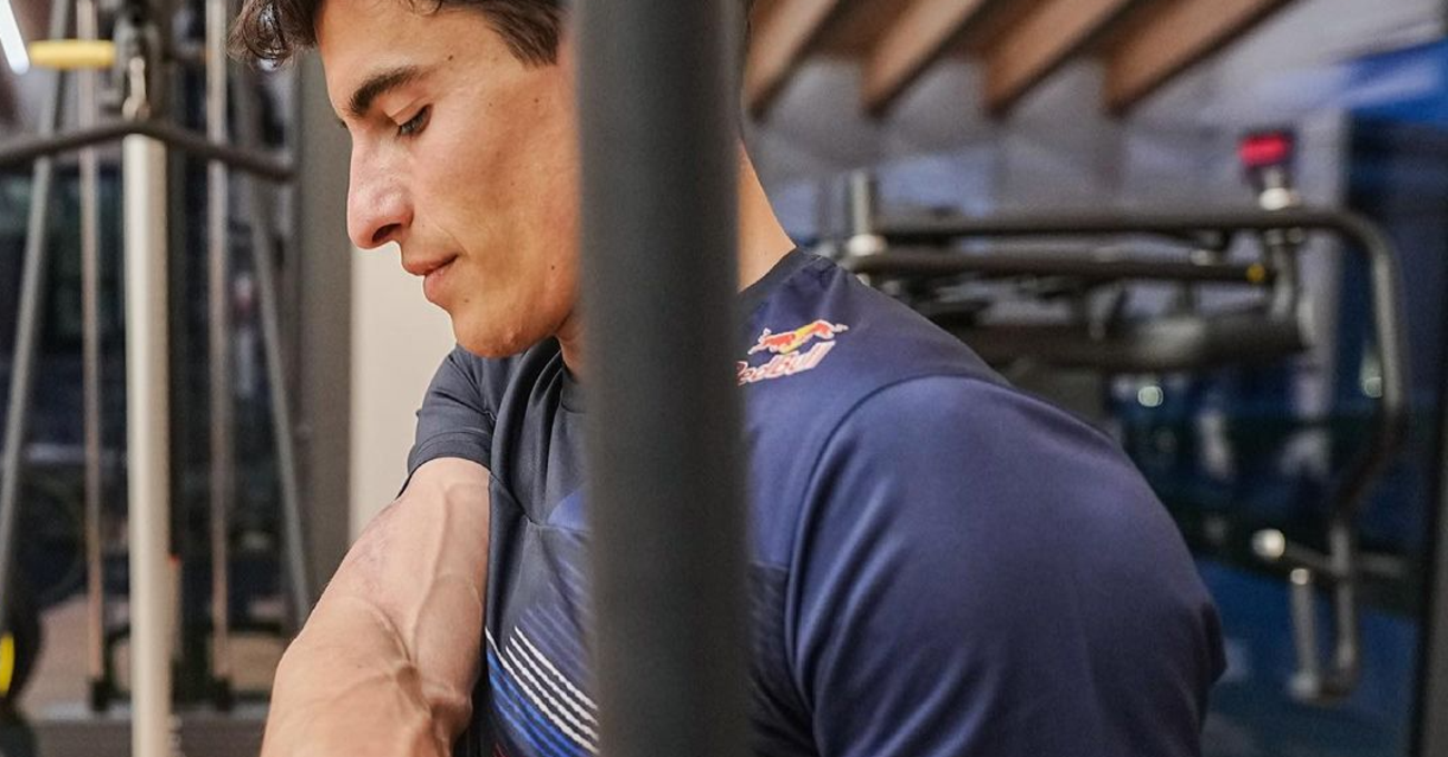 Marc Marquez cade in allenamento e mostra le ferite sui social: i tempi della diplopia e delle quattro operazioni sono gi&agrave; lontani