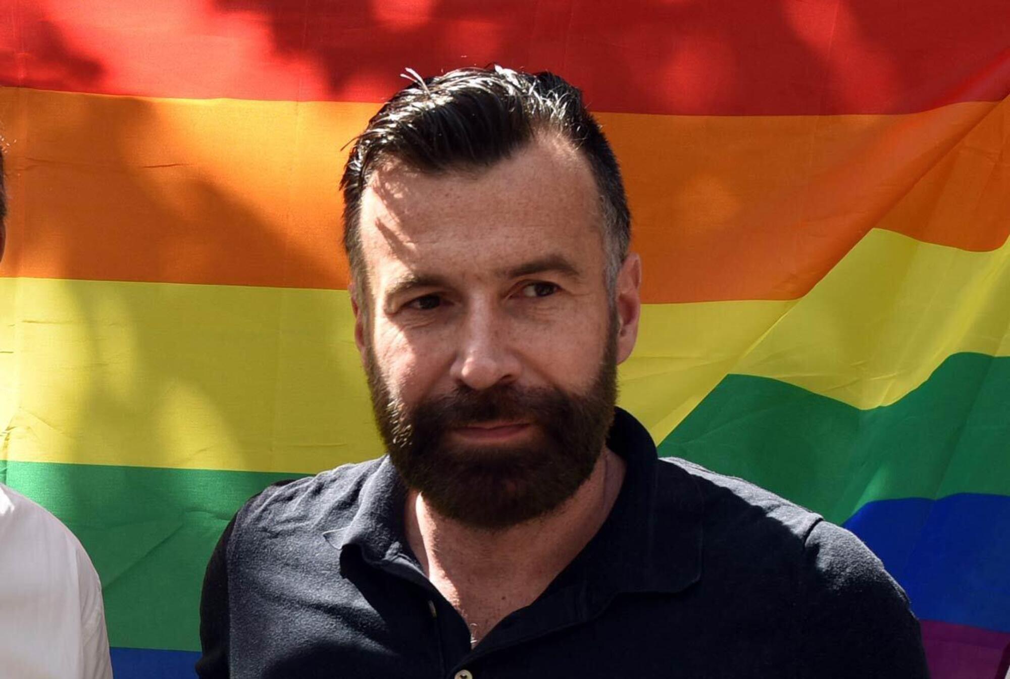 Alessandro Zan e la bandiera arcobaleno