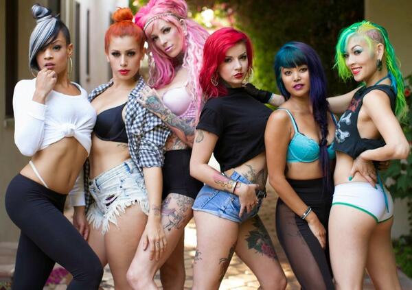 Ridateci le SuicideGirls, i panini col cioccolato e la giovent&ugrave;: come siamo passati da quelle fig*e imperfette ai social di Elon Musk e alle Barbie siliconate?