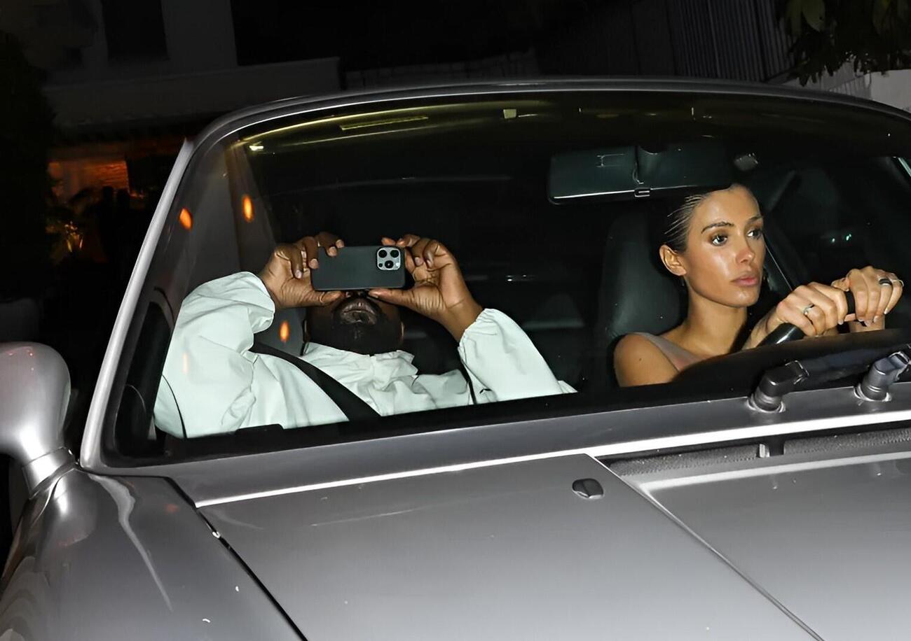 Bianca Censori, ma come guidi con Kanye West? Sulla Porsche la moglie di Ye rimane in mutande, e intanto lui si nasconde...