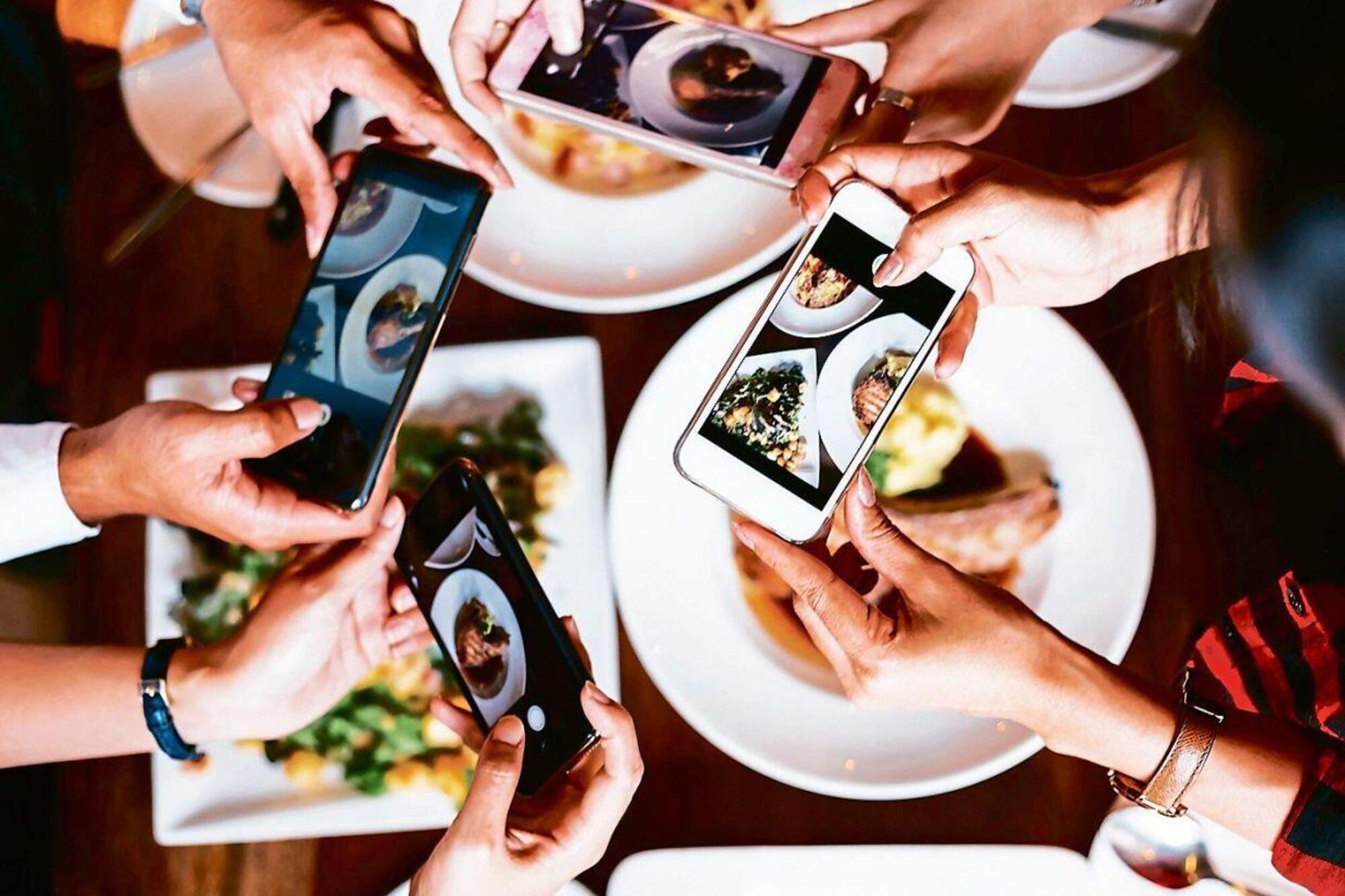 L’atto, a volte morboso, di fotografare i piatti “belli” al ristorante, per postarli sui Social