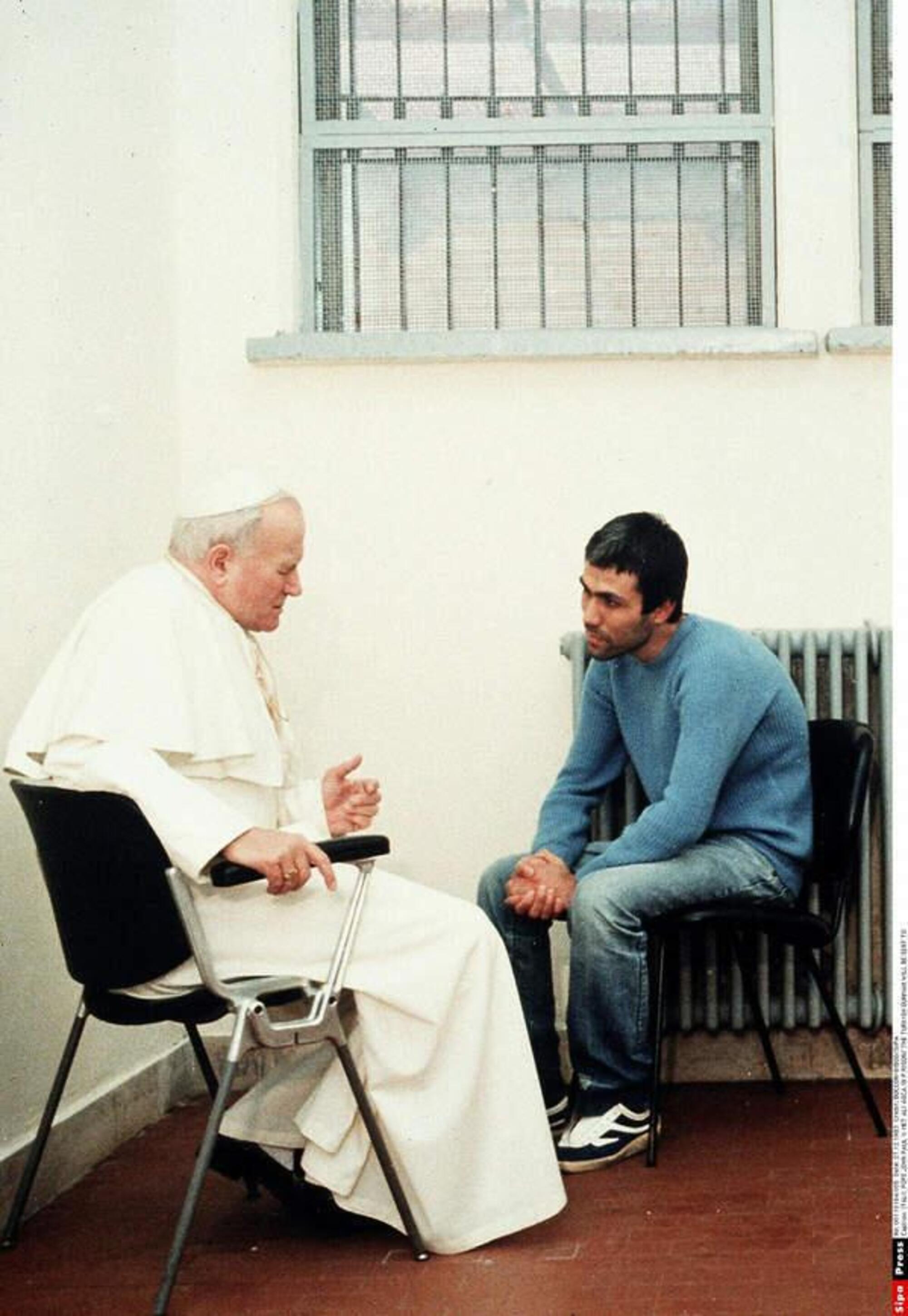 L'incontro in carcere tra Wojtyla e Alì Agca dopo l'attentato