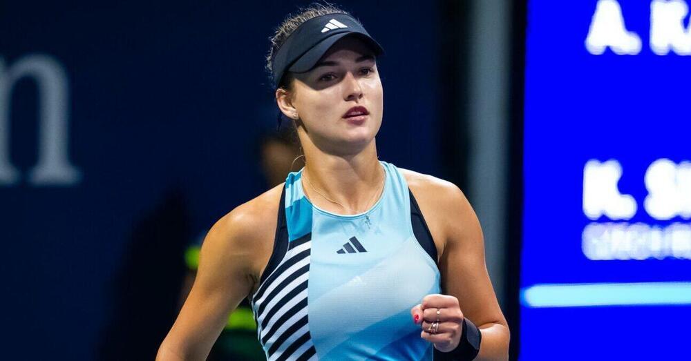 Ok, ma, oltre a essere la nuova fidanzata di Jannik Sinner, chi &egrave; Anna Kalinskaya e come gioca a tennis? 