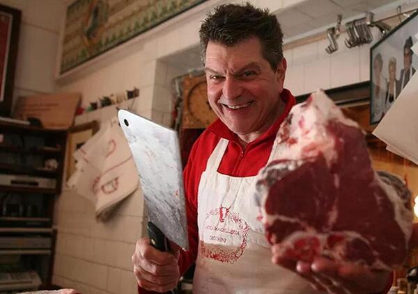 Tassare la carne? Il confronto tra il Re dei macellai Dario Cecchini e il pi&ugrave; vegano d&rsquo;Italia Stefano Moment&eacute;. &ldquo;Il proibizionismo non paga&hellip;&rdquo;. E davvero &ldquo;&egrave; un bene di lusso?&rdquo;