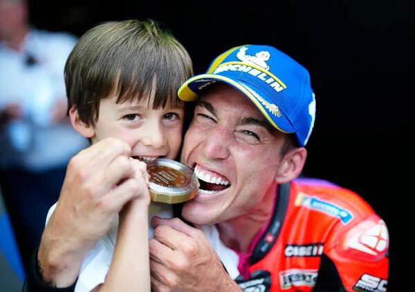 Aleix Espargarò passa alla Honda dopo 8 anni di Aprilia? Luca Marini: “Spero che porti anche qualche foglio, qualcosa di nascosto”