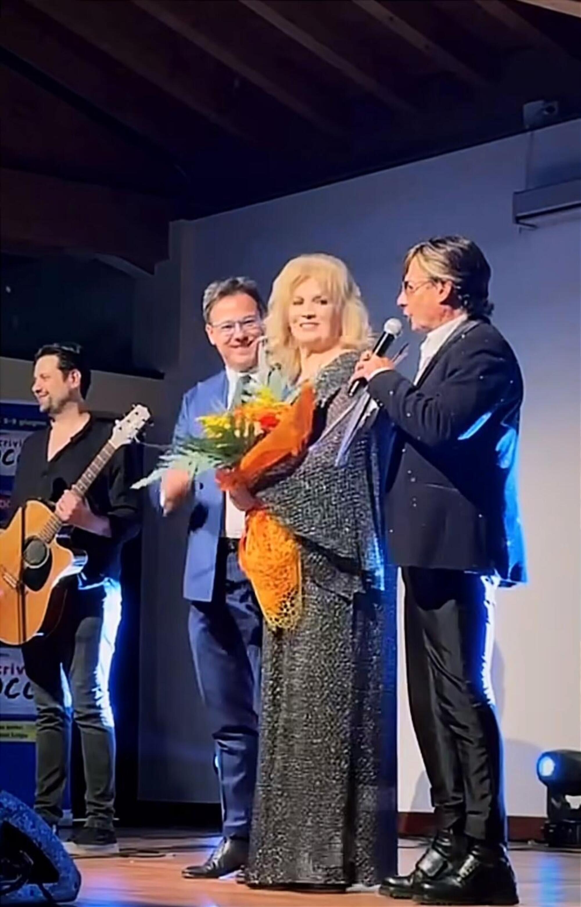 Un momento della serata, con Iva Zanicchi