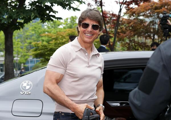 Tom Cruise e la nuova Mission Impossible: prova a salire sull&rsquo;auto di un altro vip e... [VIDEO]