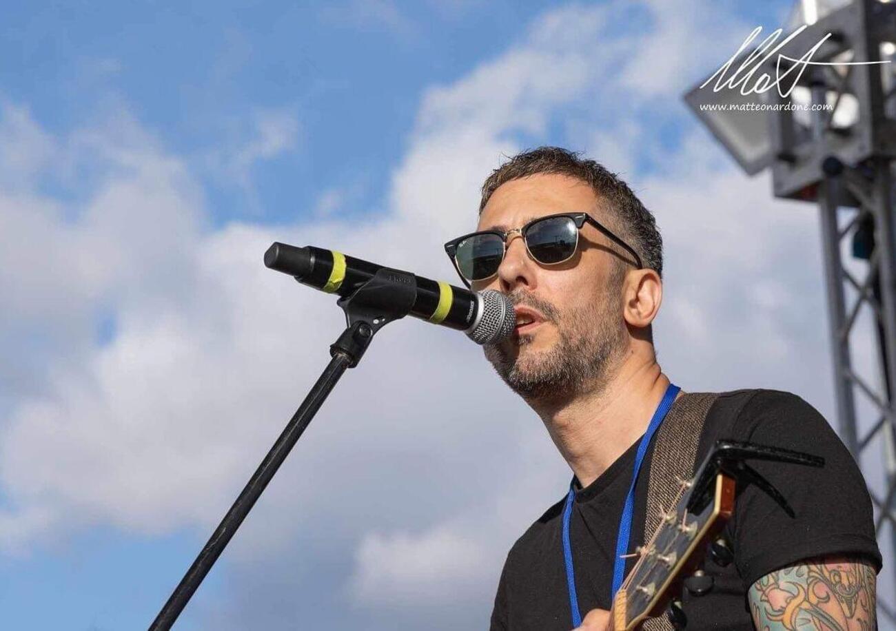 Con Art&ugrave; al Rino Gaetano Day, il concerto in ricordo del cantautore: &ldquo;Rino &egrave; dentro ognuno di noi, &egrave; nel mondo, nel vento. E il vento non lo fermi&hellip;&rdquo;