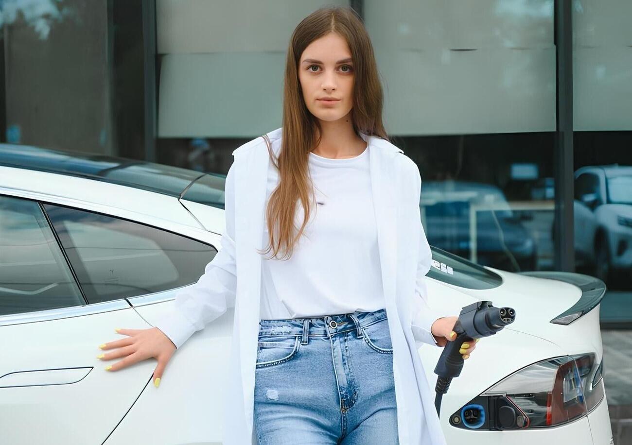Incentivi auto elettriche, anche l&rsquo;ecobonus fa discutere: come hanno fatto a finire i fondi in poche ore? Con questo mercato dei mezzi a batteria...