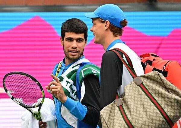 Jannik Sinner vs Carlos Alcaraz, la semifinale di Roland Garros: chi &egrave; il favorito, come giocheranno e cosa ci aspettiamo