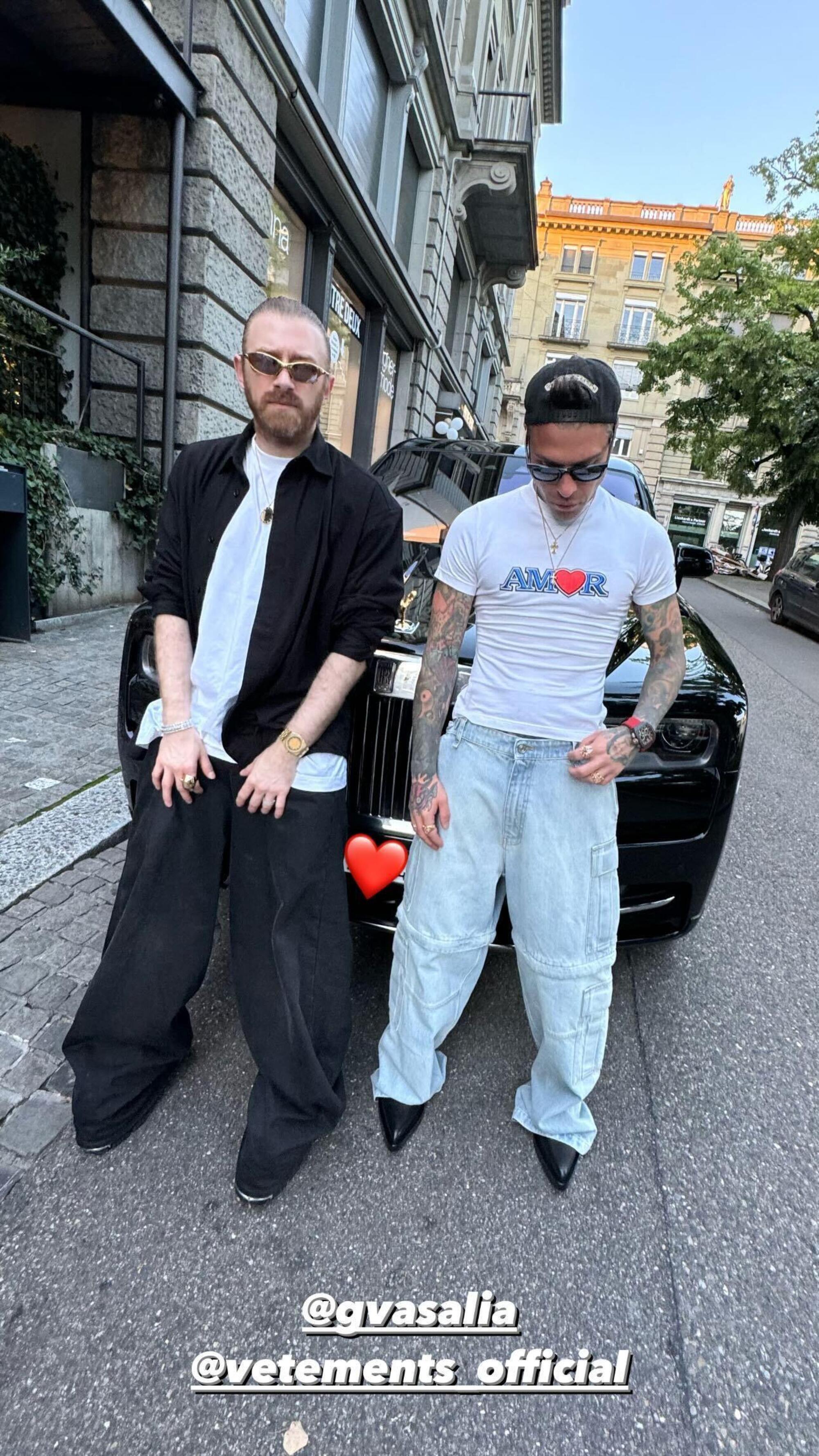 Guram Gvasalia e Fedez davanti la Rolls-Royce