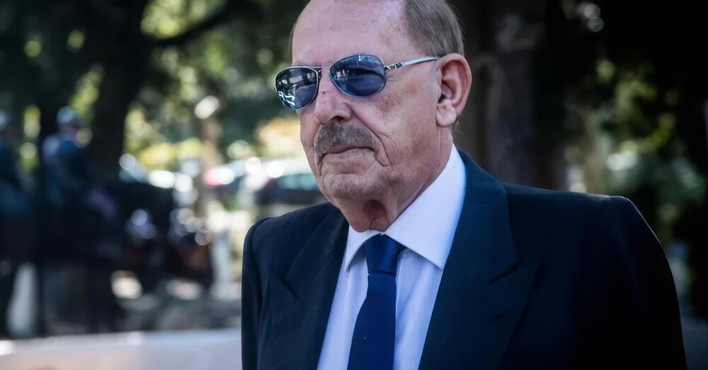 Ma com&#039;&egrave; che Angelucci minaccia i giornalisti e nessuno dice niente? La risposta &egrave; nella sua storia, mai raccontata cos&igrave;. Le amicizie di destra e sinistra. I pestaggi di suoi collaboratori. E i salotti buoni di Milano che non vogliono saperne di loro...