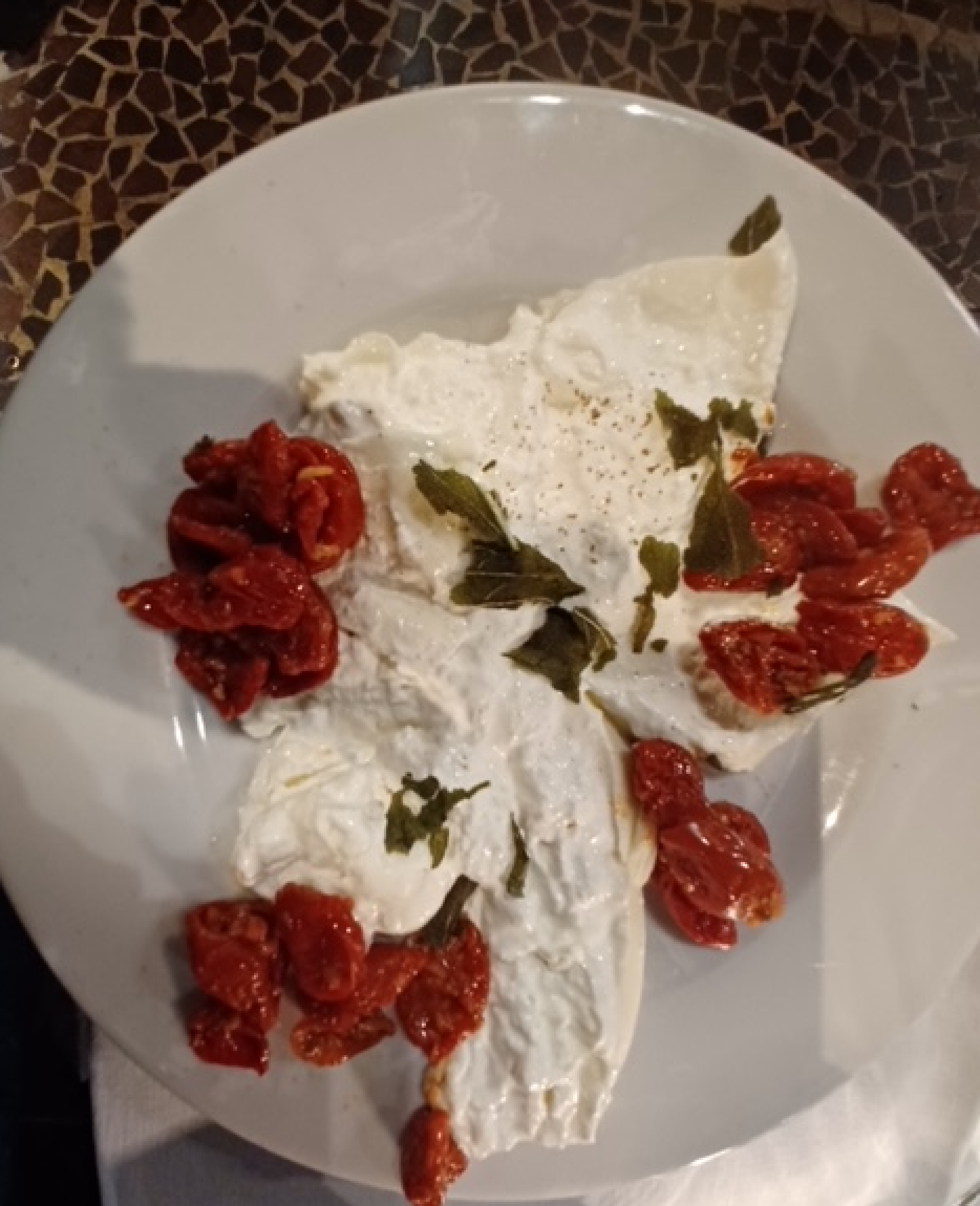 Burrata di Andria con pepe nero della Malesia, pomodorini confit di Roscioli e salvia fritta