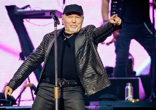 Vasco Rossi, Spagnoli racconta i concerti record a San Siro: &ldquo;Ultimo suo erede? Non all&#039;altezza. Solo uno fa la storia&rdquo;. E su Sanremo, Ligabue, il tour 2025, i fan &ldquo;prepotenti&rdquo;...