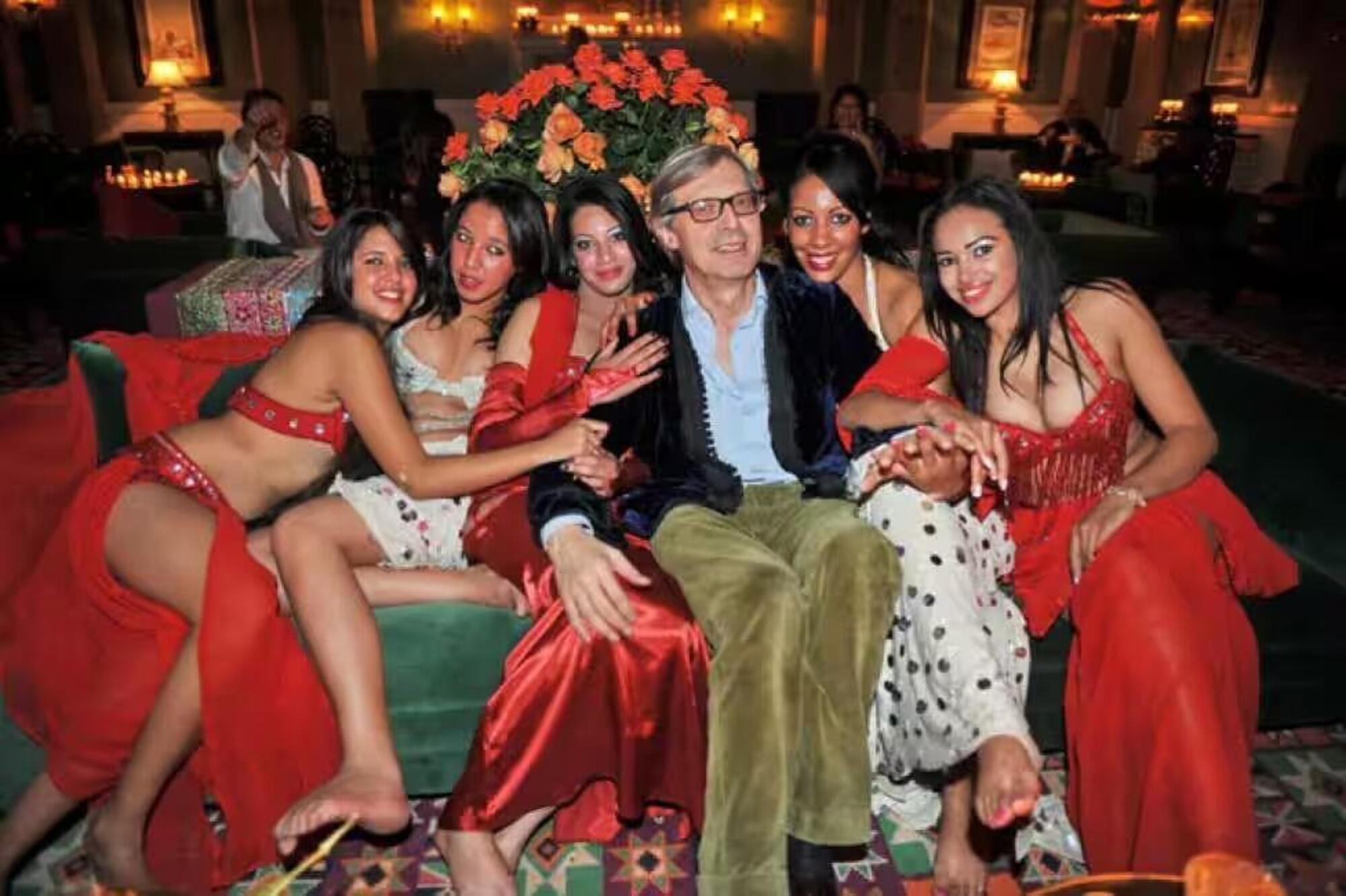 Vittorio Sgarbi nel suo harem