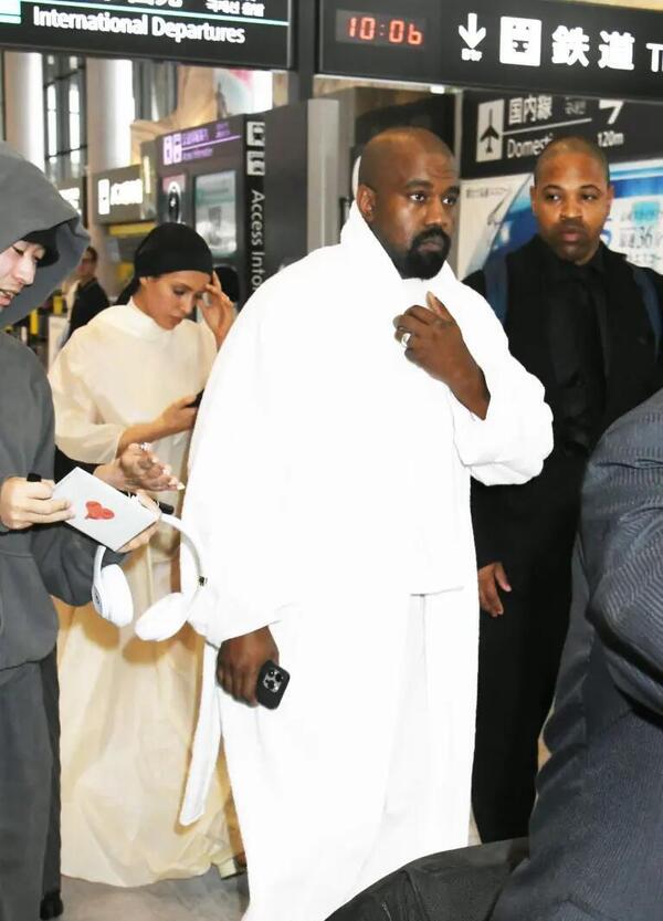 Bianca Censori e Kanye West, ma come si vestono adesso Ye e la moglie? Dall&rsquo;Italia la processione in Giappone. Runaway in stile Jesus? [FOTO]