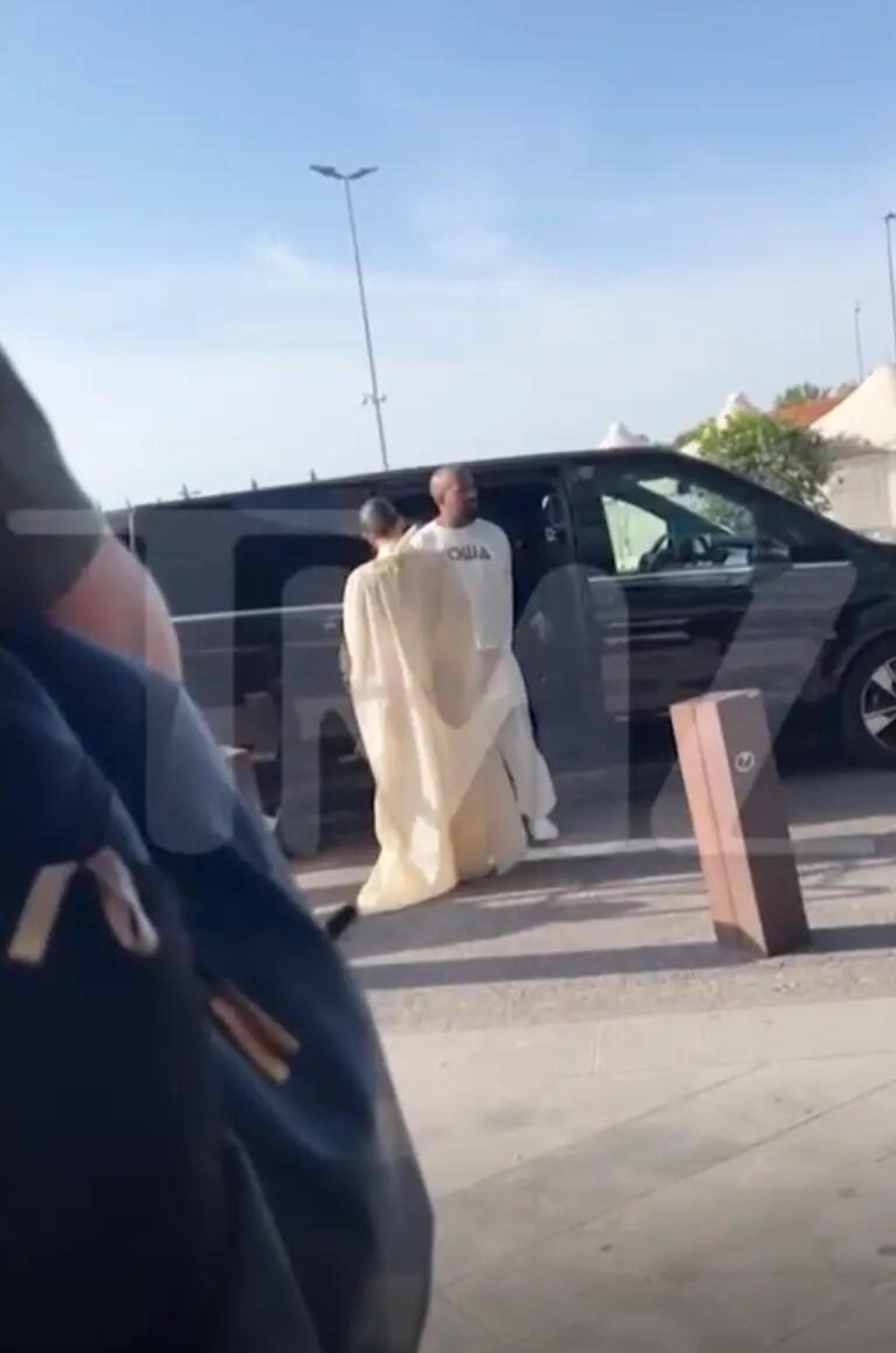 Bianca Censori e Kanye West alla partenza da Firenze