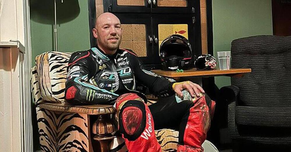 [VIDEO] Solo al Tourist Trophy: Peter Hickman si schianta a due passi dal pub mentre era primo in gara e ne approfitta cos&igrave;&hellip;