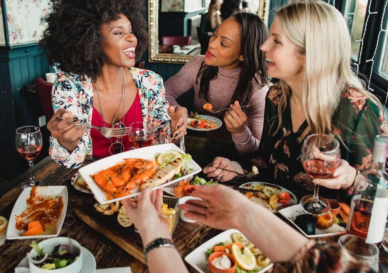 Perch&eacute; in America si paga in ogni modo (carta, online, conti separati) e in Italia no?  Francesco Costa spiega le differenze, anche di fast food e alette di pollo&hellip;