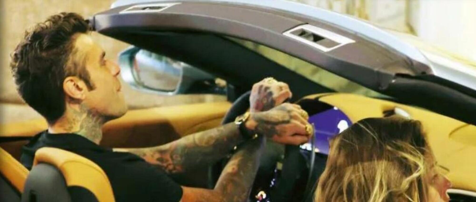 Fedez e Garance Authi&eacute; in Ferrari