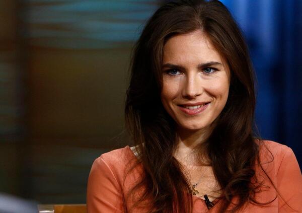 Amanda Knox beatificata da J-Ax: ma &egrave; innocente o colpevole? Ecco cosa dice il linguaggio del corpo e com&#039;&egrave; cambiata la sua comunicazione non verbale dai tempi di Meredith Kercher. E su Patrick Lumumba...