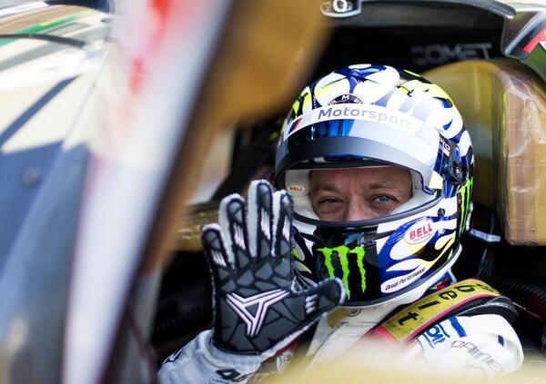 [VIDEO] Valentino Rossi, casco esagerato per la 24 Ore di Le Mans: grafica vintage, l&#039;azzurrino e quella firma l&igrave;... 