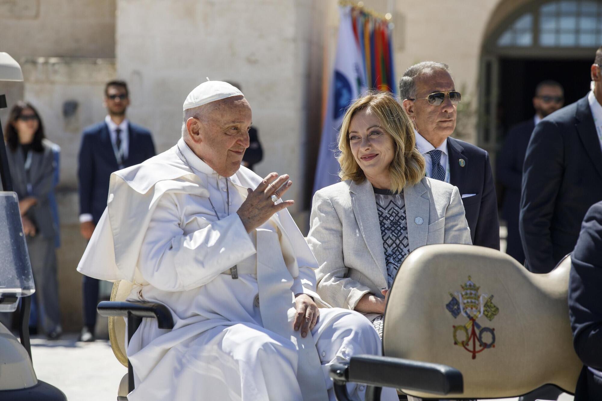 Papa Francesco e Giorgia Meloni al G7 di Borgo Egnazia