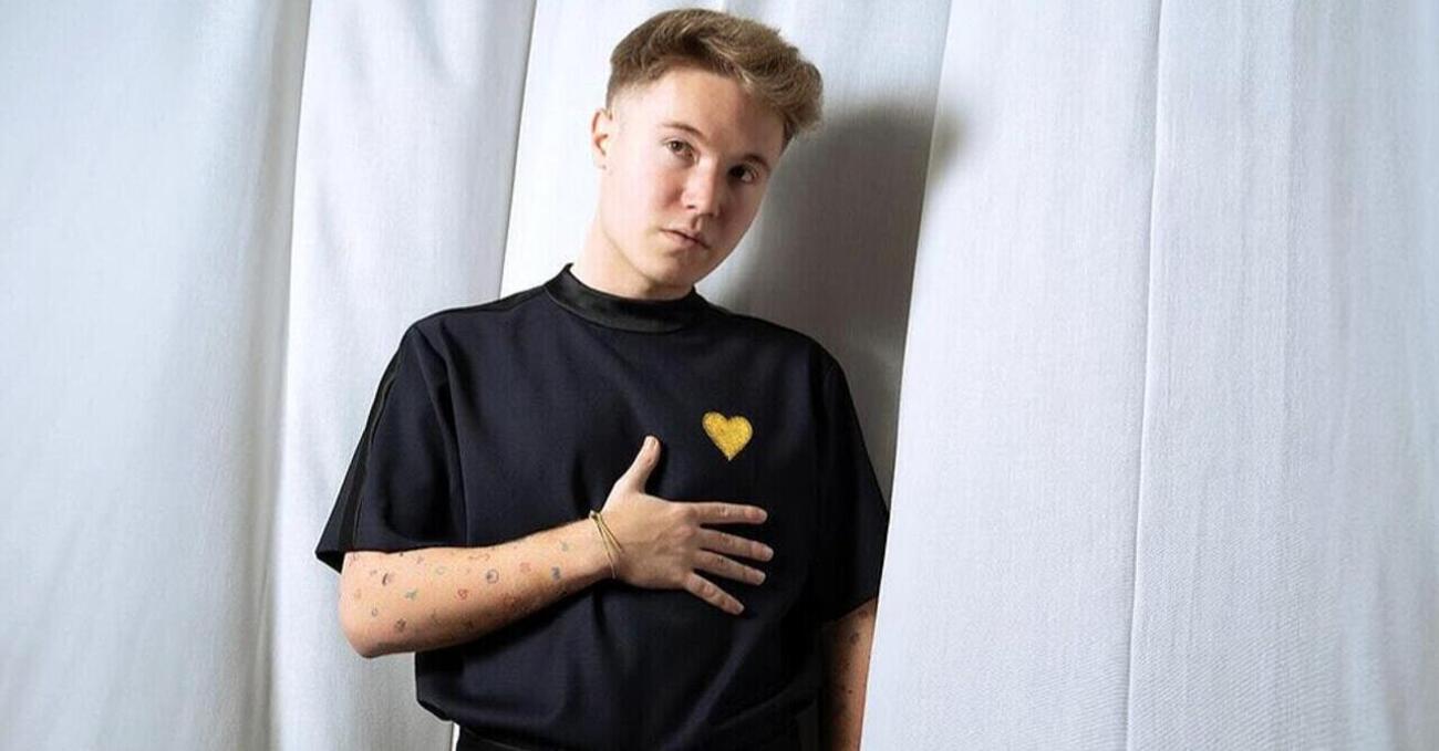Com&#039;&egrave; che Alfa, da Vecchioni a Sanremo, &egrave; diventato il cantante di casa Meloni? Colpa della figlia Ginevra, che ha coinvolto anche Giambruno: &quot;Gli ho mandato un video e...&quot;