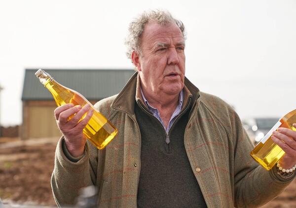 Jeremy Clarkson, ma che c&rsquo;entra con la sua birra Jeff Bezos (Amazon)? &ldquo;L&rsquo;ho chiamato e ora per comprare...&rdquo;: da Top Gear alla Fattoria, via The Grand Tour, ecco il birrificio Hawkstone