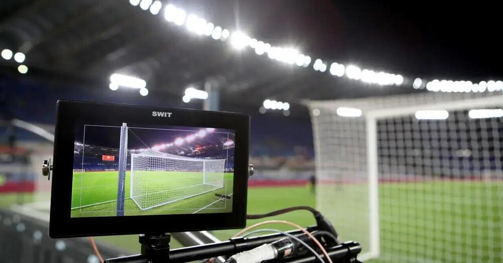 Il calcio in tv &egrave; per tutti (purch&eacute; siano ricchi): come &quot;lo sport del popolo&quot; dal prossimo anno sar&agrave; solo a pagamento