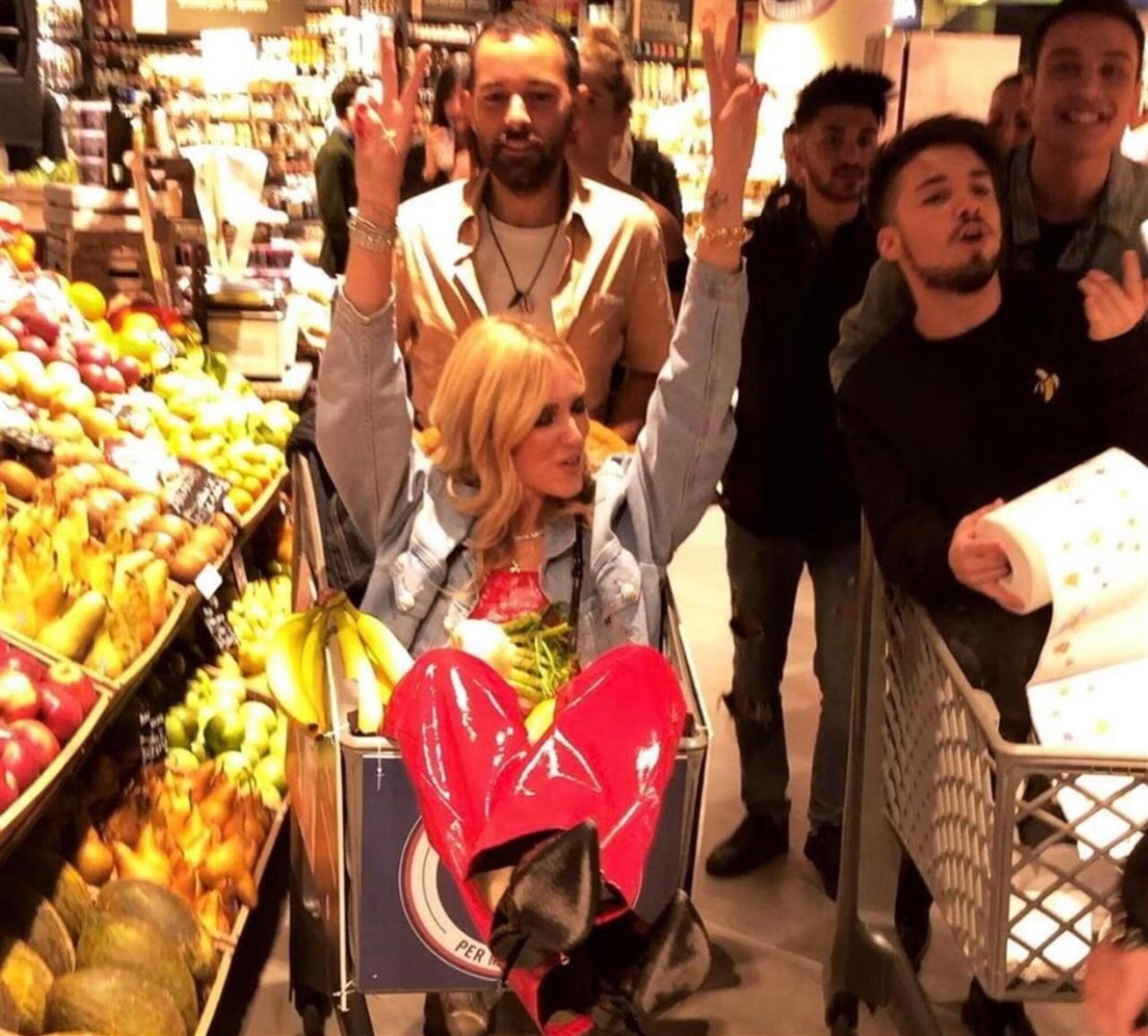 La &quot;festa&quot; di compleanno di Fedez nel supermercato organizzata da Chiara Ferragni