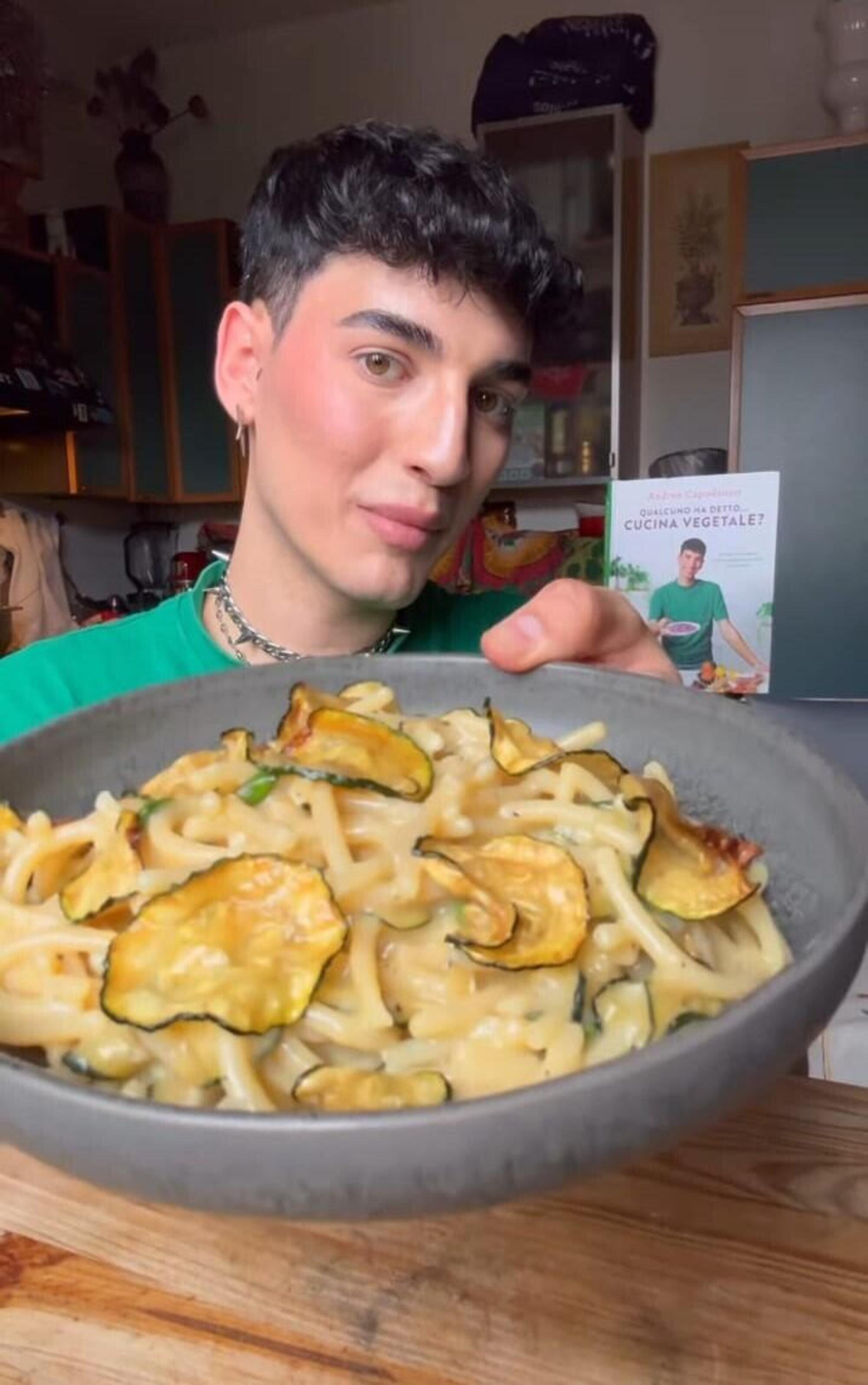 Immagine dal video di Andrea Capodanno, dove prepara la pasta con le zucchine riutilizzando l&#039;olio di frittura