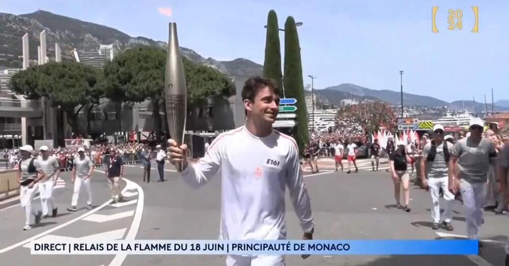 Charles Leclerc ha portato la fiamma olimpica: com&#039;&egrave; andato il suo passaggio della fiaccola a Monaco